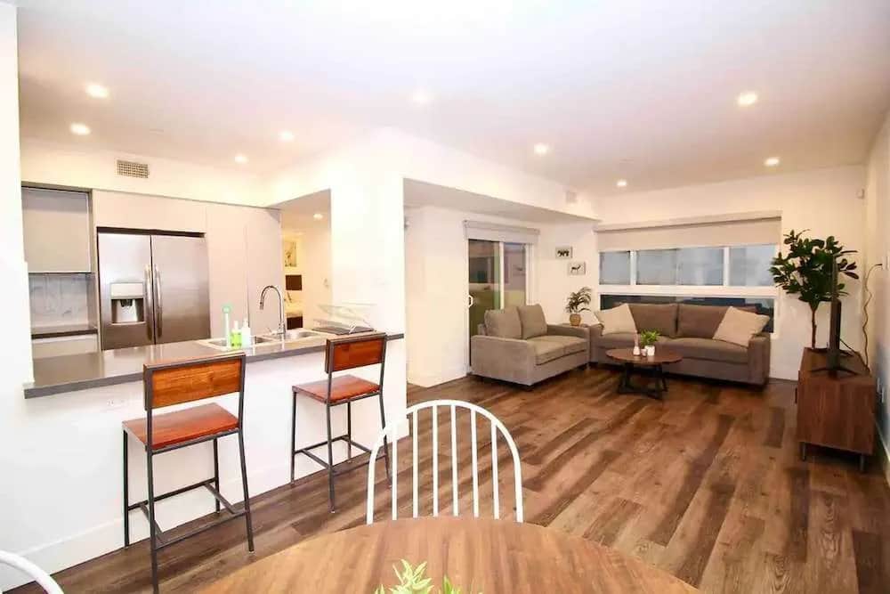 Los Angeles Deluxe Suites Free Parking — photo 2