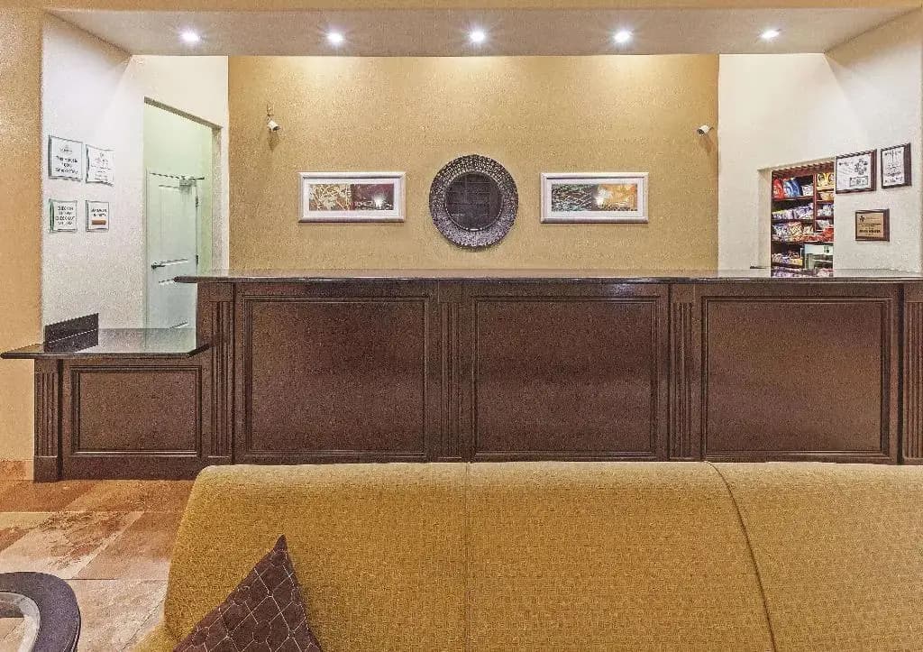 La Quinta Inn & Suites by Wyndham Alvin — photo 2