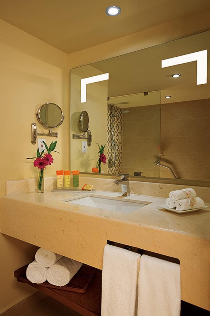 Deluxe Partial Ocean View King — image 1 of 4