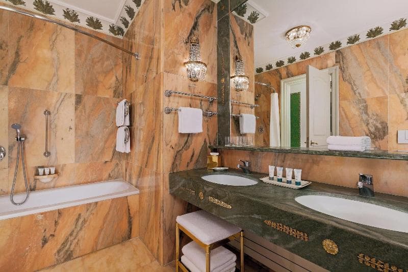 Deluxe Guest Room, 1 King — image 1 sur 7