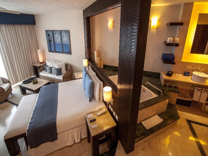Royal Suite Jacuzzi, Jacuzzi — image 1 of 15
