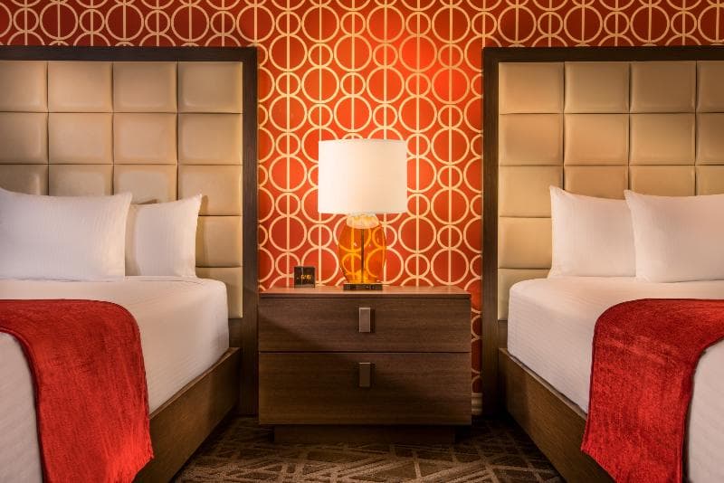 Resort Room | 2 Queens — image 1 of 4