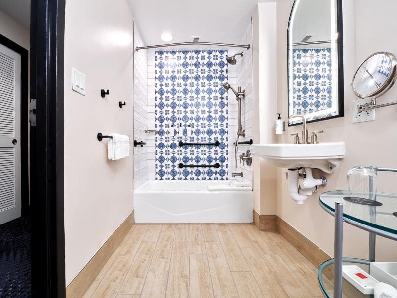 Universal, 2 Queen, Accessible, Garden View — image 1 sur 2