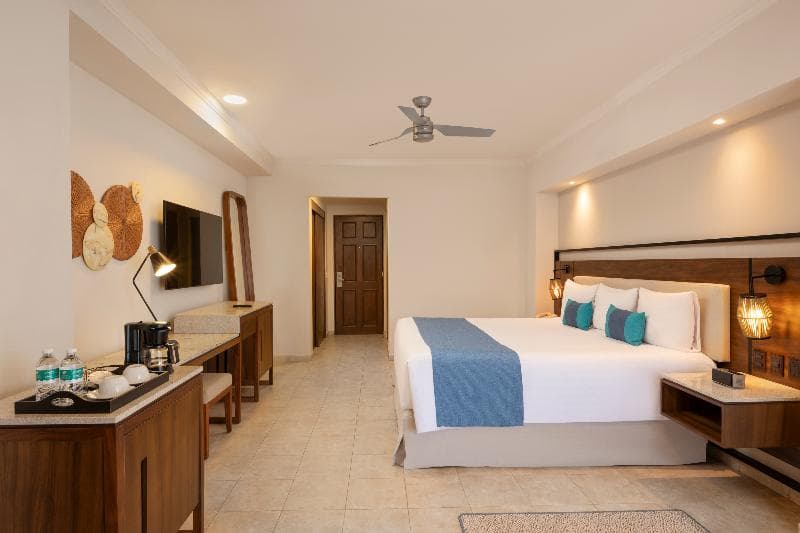 Deluxe, Partial Ocean View — image 1 of 3