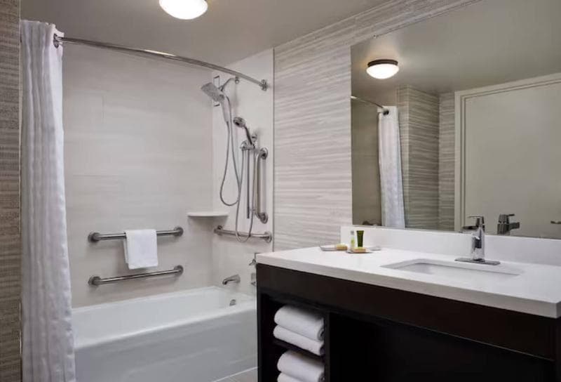 2 Queen Beds Mobility Accessible Bathtub — image 1 sur 8