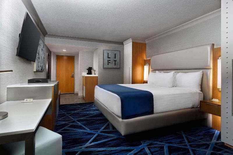 Newly Renovated Vegas Tower — image 1 sur 3