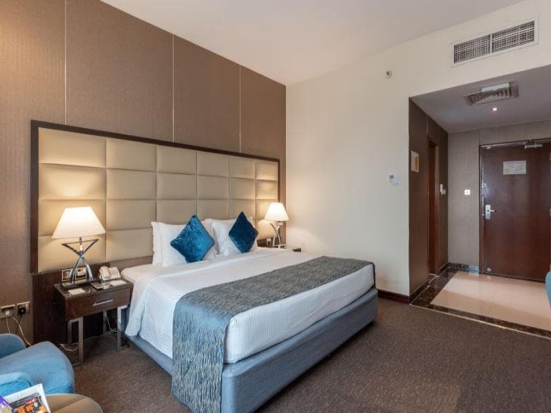1 Queen Bed, Non-Smoking — image 1 of 7