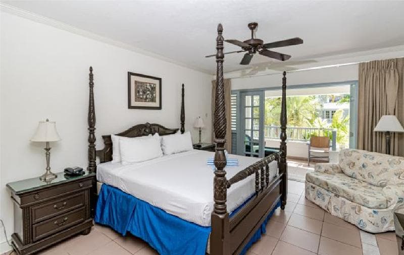 Deluxe, Pool Access — image 1 of 1