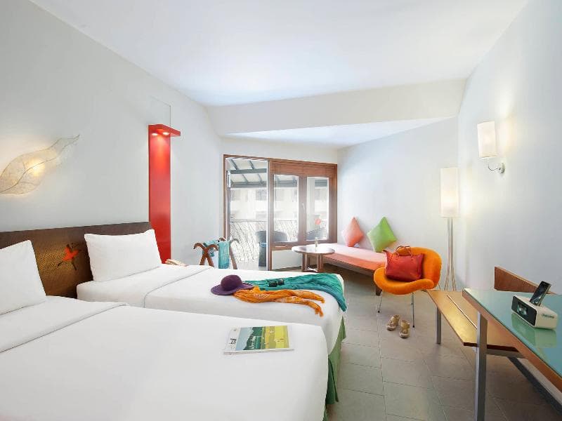 Deluxe, Twin — image 1 of 2