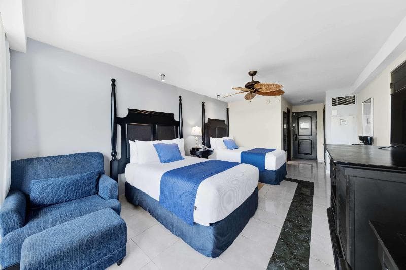 Deluxe, Pool Ocean View — image 1 of 3