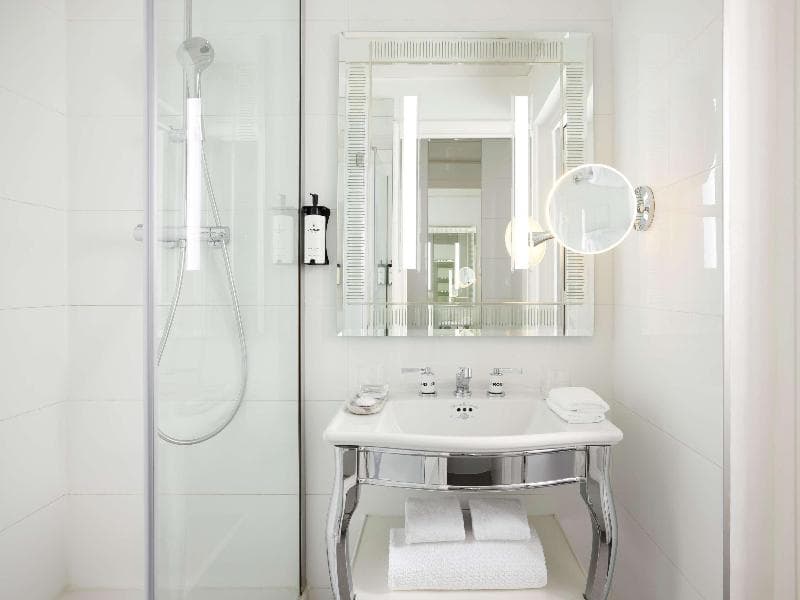 Luxury Room - 2 Single Beds, Infused With Parisian Charm — image 1 sur 7
