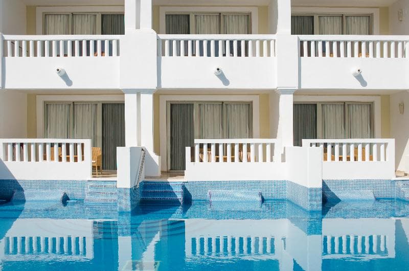 Deluxe Junior Suite Swimout — image 1 of 3