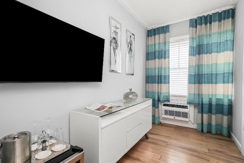 One Queen Bed — image 1 of 8