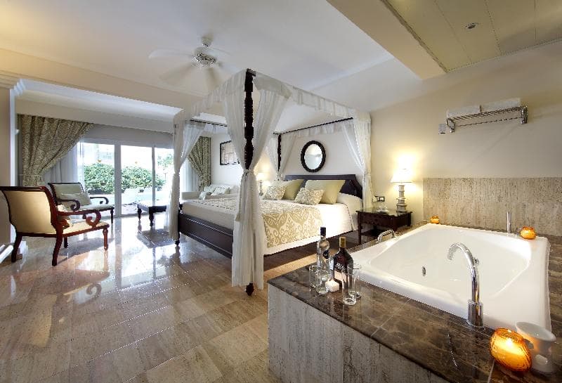 Romance Suite, Poolside — image 1 sur 3