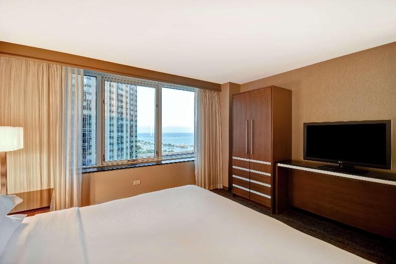 Suite, 2 Double, Lake View, Highfloor — image 1 of 4