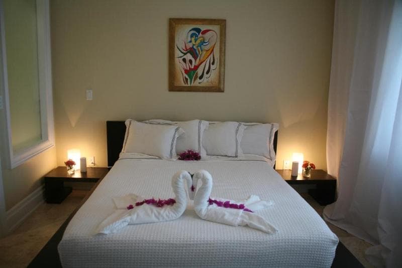 1 Bedroom, Queen — image 1 of 14
