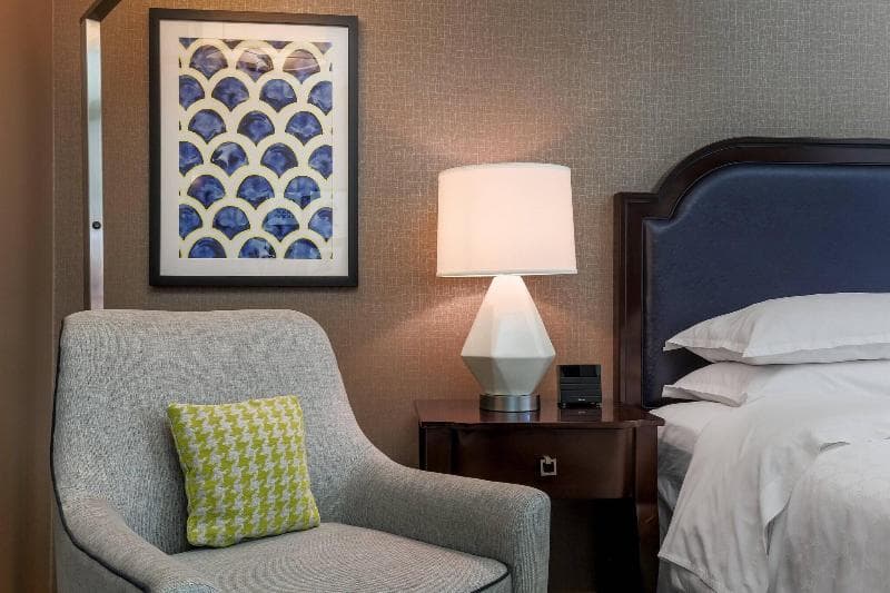 Guest room, 1 King — image 1 of 8