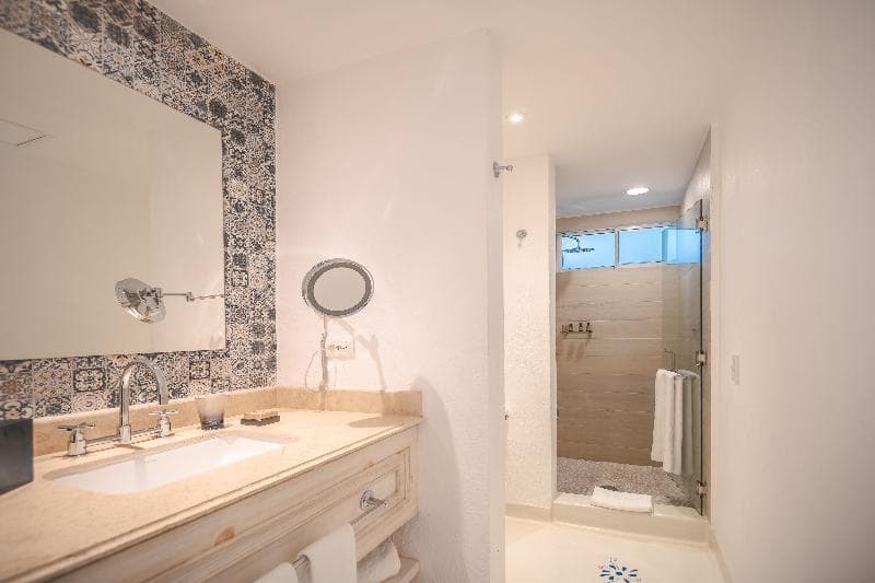 1 Bedroom, Partial Ocean View — image 1 sur 5