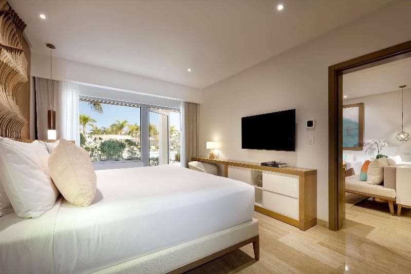 Master Suite Swim Up — image 1 of 6