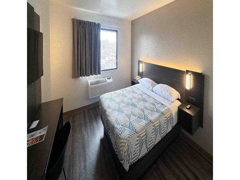 Queen Room, Accessible — image 1 of 6
