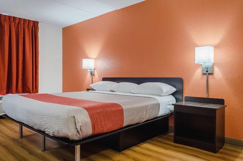 Queen Room, Accessible — image 1 of 9