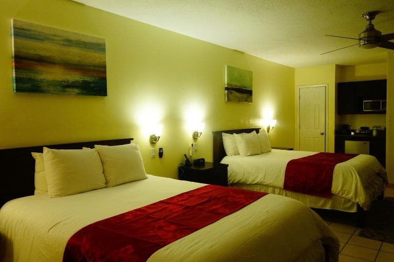 2 Queen and 1 Sofa Bed Room, Accessible, Walk In Shower — image 1 sur 5