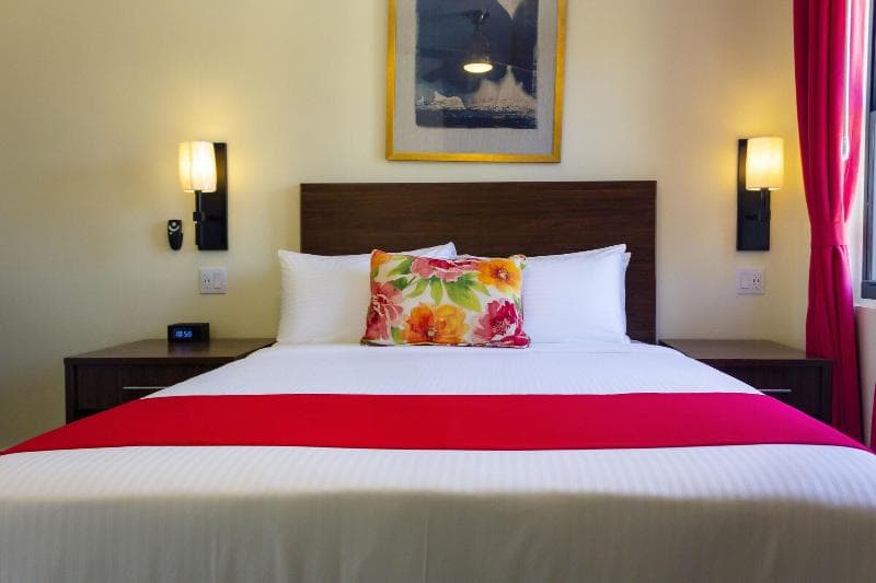 1 Queen and 1 Sofa Bed Room, Walk In Shower — image 1 sur 3