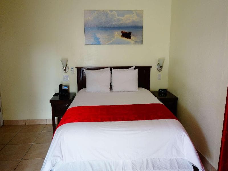1 Queen and 1 Sofa Bed Room, Accessible, Walk In Shower — image 1 sur 4