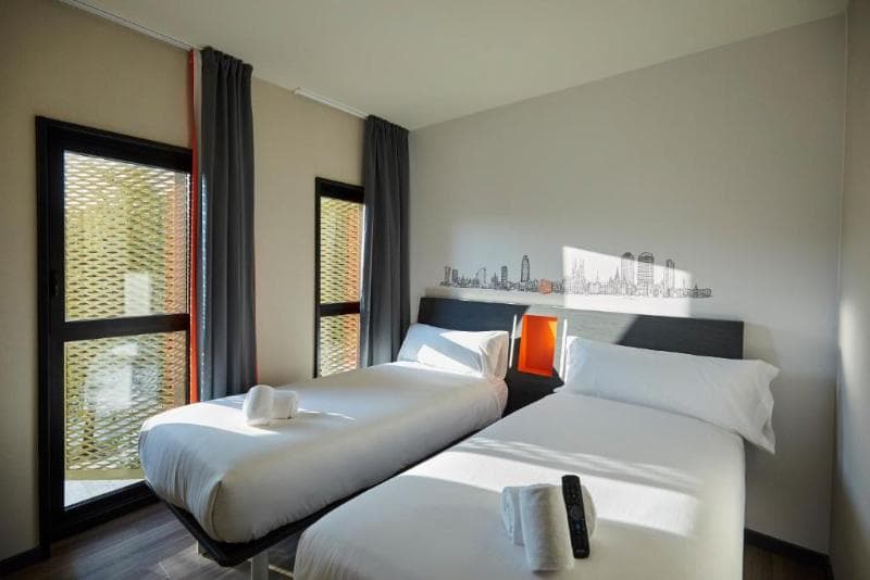 TWIN ROOM WITH WINDOW — image 1 of 2