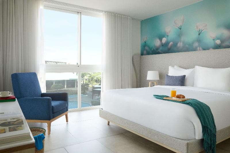 1 King Bed, 1 Bedroom Suite, Pool View — image 1 sur 6