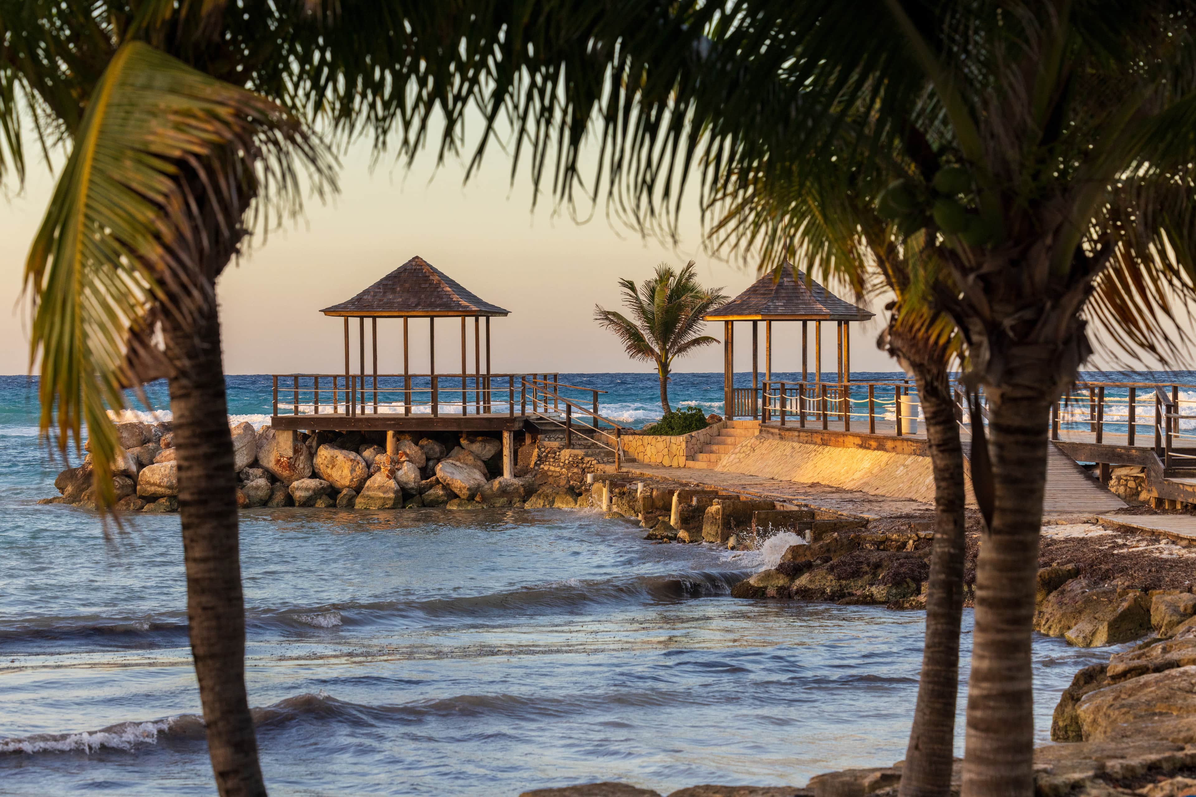 Eaux turquoise et collines vertes luxuriantes le long de Montego Bay, en Jamaïque