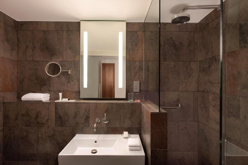 Deluxe Guest Room, 1 King β image 1 of 12
