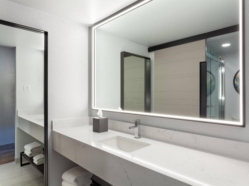 Guest Room 2 Queen Accessible — image 1 sur 4