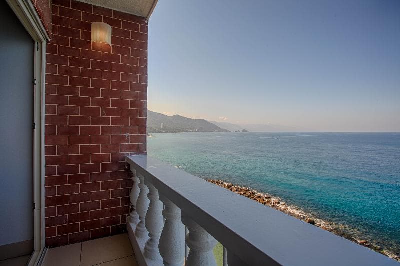 Studio Deluxe, King and Sofa Bed, Oceanfront, Balcony β image 1 of 6
