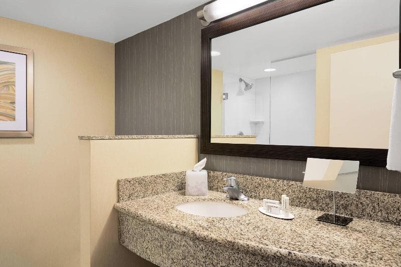 Two Queen Guest Room, 2 Queens β image 1 of 8