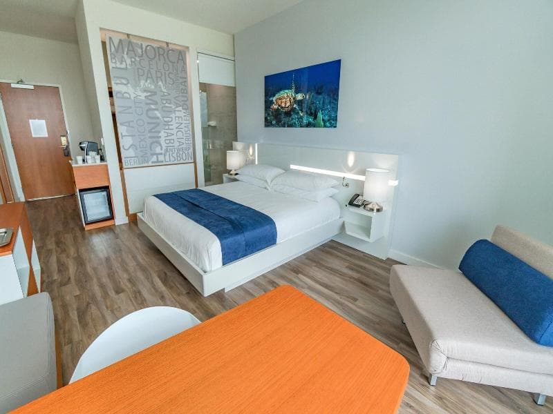 Floridian Balcony King Guest room, 1 King, Balcony Accessible — image 1 sur 4