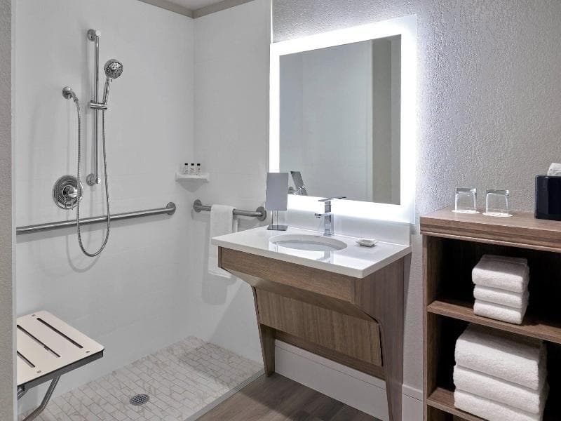 Room - 2 Queen, Accessible — image 1 of 6