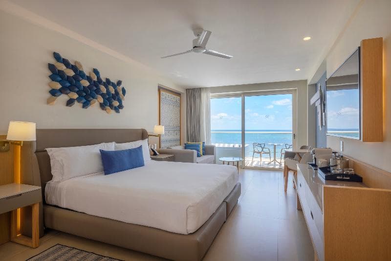 Luxury Junior Suite Diamond Club, Oceanfront, Terrace, Jacuzzi — image 1 sur 5